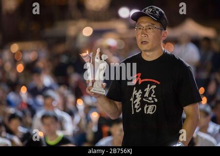 I partecipanti partecipano alla veglia annuale a lume di candela che commemorava il 30° anniversario del massacro di Piazza Tiananmen del 1989 a Victoria Park A Hong Kong, Cina, 4 giugno 2019. Foto Stock