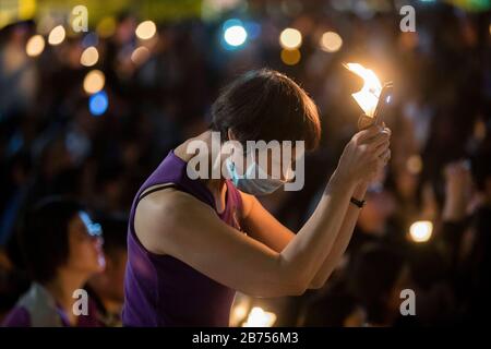 I partecipanti partecipano alla veglia annuale a lume di candela che commemorava il 30° anniversario del massacro di Piazza Tiananmen del 1989 a Victoria Park A Hong Kong, Cina, 4 giugno 2019. Foto Stock
