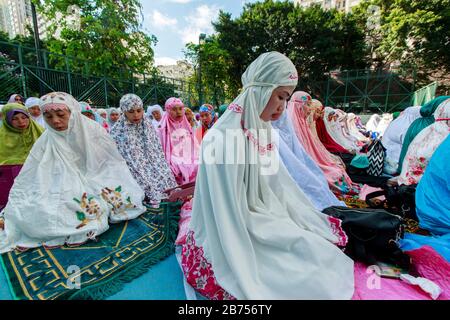 Mussulmani frequentano il rituale che segna la fine del Ramadan in uno stadio di Yuen Long di Hong Kong. Foto Stock