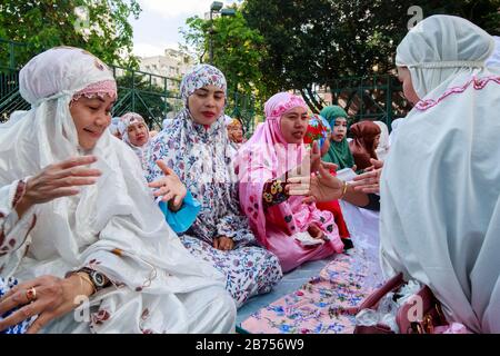 Mussulmani frequentano il rituale che segna la fine del Ramadan in uno stadio di Yuen Long di Hong Kong. Foto Stock