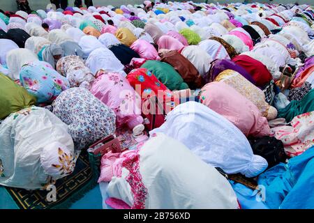 Mussulmani frequentano il rituale che segna la fine del Ramadan in uno stadio di Yuen Long di Hong Kong. Foto Stock