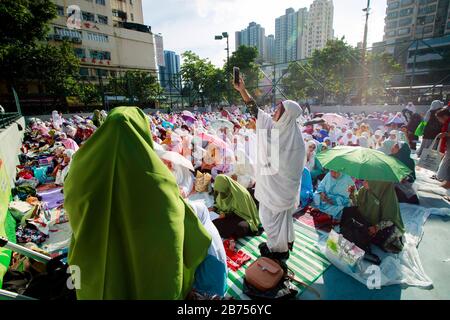 Mussulmani frequentano il rituale che segna la fine del Ramadan in uno stadio di Yuen Long di Hong Kong. Foto Stock