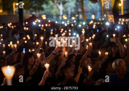 I partecipanti partecipano alla veglia annuale a lume di candela che commemorava il 30° anniversario del massacro di Piazza Tiananmen del 1989 a Victoria Park A Hong Kong, Cina, 4 giugno 2019. Foto Stock