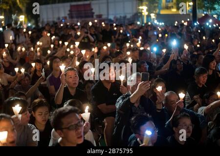 I partecipanti partecipano alla veglia annuale a lume di candela che commemorava il 30° anniversario del massacro di Piazza Tiananmen del 1989 a Victoria Park A Hong Kong, Cina, 4 giugno 2019. Foto Stock