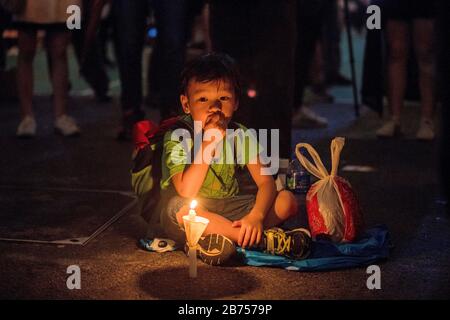 I partecipanti partecipano alla veglia annuale a lume di candela che commemorava il 30° anniversario del massacro di Piazza Tiananmen del 1989 a Victoria Park A Hong Kong, Cina, 4 giugno 2019. Foto Stock