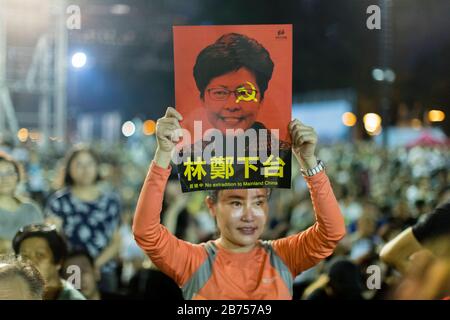 I partecipanti partecipano alla veglia annuale a lume di candela che commemorava il 30° anniversario del massacro di Piazza Tiananmen del 1989 a Victoria Park A Hong Kong, Cina, 4 giugno 2019. Foto Stock