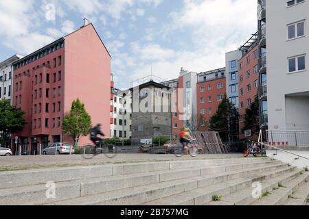 Torre della guardia di confine a Berlino. Il memoriale di Kieler Eck si trova in un ex posto di comando delle truppe di frontiera della RDT sul canale marittimo Berlino-Spandau. Dopo la caduta del muro, divenne un luogo di ricordo per la prima vittima del muro di Berlino: Guenter Litfin. Quest'anno, il 9 novembre 2019, la caduta del muro di Berlino sarà il trentesimo anniversario della sua caduta. [traduzione automatica] Foto Stock