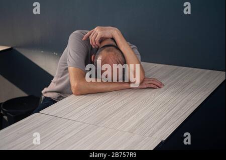 29.03.2019, Singapore, Repubblica di Singapore, Asia - UN uomo siede ad un tavolo in un'area ristorante e dorme. [traduzione automatica] Foto Stock