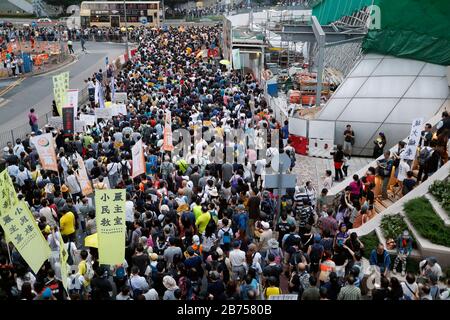 Pro-democrazia Hong Kongers partecipano ad una marcia contro una proposta di legge sull'estradizione a Hong Kong, Cina, 28 aprile 2019. All'inizio di aprile, il governo di Hong Kong ha introdotto una legge di modifica che consentirebbe il trasferimento dei fuggiaschi, caso per caso, a qualsiasi giurisdizione con cui Hong Kong non avesse un accordo, compresa la Cina continentale, Macao e Taiwan. Foto Stock