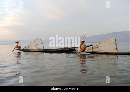 05.03.2014, Nyaung Shwe, Shan state, Myanmar, Asia - due pescatori tradizionali sulla riva settentrionale del lago Inle. Il lago si trova nello Stato di Shan, nel centro di Myanmar, sulle rive delle quali vivono gli Inthas, che si nutrono principalmente attraverso la pesca e l'agricoltura. [traduzione automatica] Foto Stock