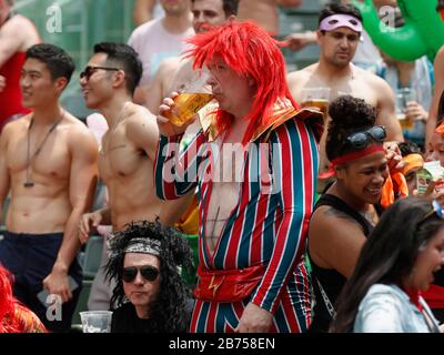 I fan partecipano alla HSBC World Rugby Sevens Series il giorno 2 all'Hong Kong Stadium. Foto Stock