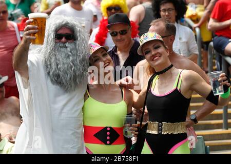 I fan partecipano alla HSBC World Rugby Sevens Series il giorno 2 all'Hong Kong Stadium. Foto Stock