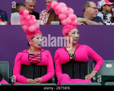 I fan partecipano alla HSBC World Rugby Sevens Series il giorno 2 all'Hong Kong Stadium. Foto Stock