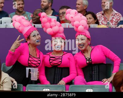 I fan partecipano alla HSBC World Rugby Sevens Series il giorno 2 all'Hong Kong Stadium. Foto Stock
