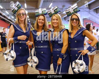 I fan partecipano alla HSBC World Rugby Sevens Series il giorno 2 all'Hong Kong Stadium. Foto Stock