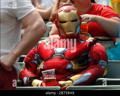 I fan partecipano alla HSBC World Rugby Sevens Series il giorno 2 all'Hong Kong Stadium. Foto Stock