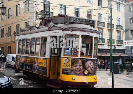 10.06.2018, Lisbona, Portogallo, Europa - un tram nel quartiere storico di Bairro Alto della capitale portoghese. [traduzione automatica] Foto Stock