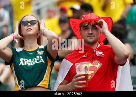 I fan partecipano alla HSBC World Rugby Sevens Series il giorno 3 all'Hong Kong Stadium. Foto Stock