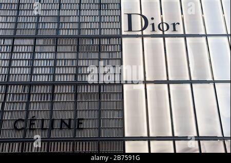 01.01.2018, Tokyo, Giappone, Asia - Logo aziendali di Dior e Celine sulle facciate edili nel distretto di Ginza della capitale giapponese. [traduzione automatica] Foto Stock