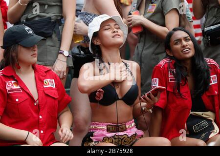 I fan partecipano alla HSBC World Rugby Sevens Series il giorno 3 all'Hong Kong Stadium. Foto Stock