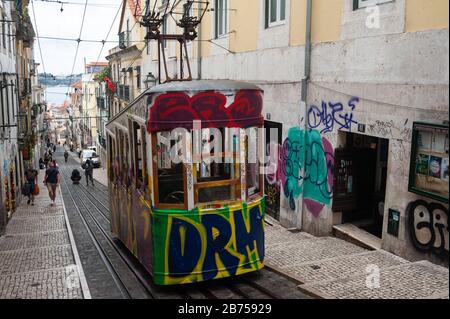 11.06.2018, Lisbona, Portogallo, Europa - Tram Ascensor da Bica conosciuto anche come Funicolare Bica nel centro storico della capitale portoghese. [traduzione automatica] Foto Stock