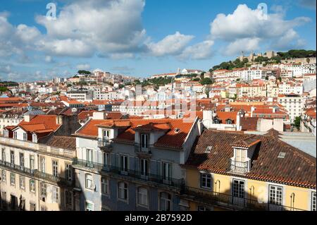 11.06.2018, Lisbona, Portogallo, Europa - Vista del centro storico Baixa della capitale portoghese con il Castelo de Sao Jorge sullo sfondo. [traduzione automatica] Foto Stock