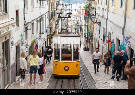 10.06.2018, Lisbona, Portogallo, Europa - Tram Ascensor da Bica conosciuto anche come Funicolare Bica nel centro storico della capitale portoghese. [traduzione automatica] Foto Stock