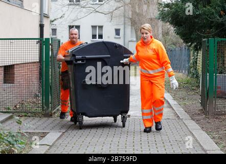 Il Ministro federale degli affari familiari Franziska Giffey come Garbage Collector al giro di smaltimento dei rifiuti della BSR, il servizio di pulizia della città di Berlino, il 07.03.2019. Giffey si è informata sulle donne in professioni precedentemente dominate dagli uomini nell'economia comunale. [traduzione automatica] Foto Stock