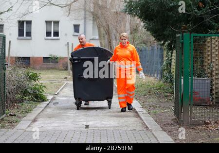 Il Ministro federale degli affari familiari Franziska Giffey come Garbage Collector al giro di smaltimento dei rifiuti della BSR, il servizio di pulizia della città di Berlino, il 07.03.2019. Giffey si è informata sulle donne in professioni precedentemente dominate dagli uomini nell'economia comunale. [traduzione automatica] Foto Stock