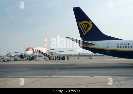 Passeggeri a bordo di un aeromobile easyjet all'aeroporto di Berlino-Schoenefeld, al numero 28.02.2019. [traduzione automatica] Foto Stock