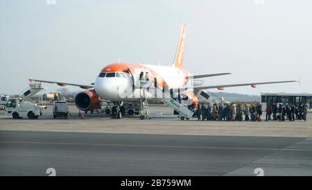 Passeggeri a bordo di un aeromobile easyjet all'aeroporto di Berlino-Schoenefeld, al numero 28.02.2019. [traduzione automatica] Foto Stock