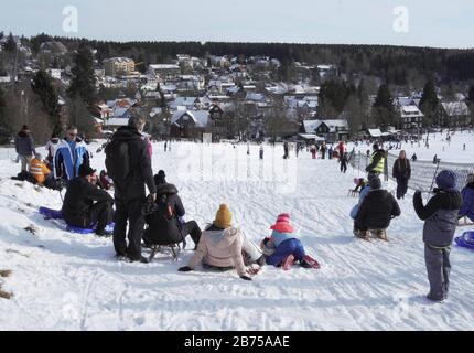 Su 19.01.2019, bambini e adulti scendono una montagna a Braunlage su una pista innevata di toboga. [traduzione automatica] Foto Stock