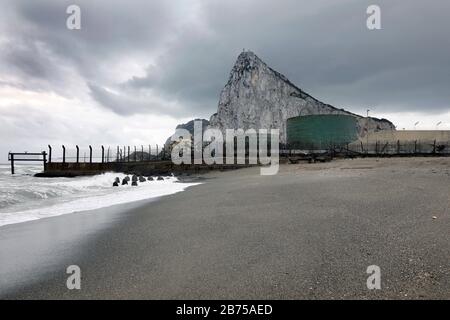 Vista di Gibilterra, dal lato spagnolo, poco prima del territorio britannico Gibraktar, il 14.02.2019. Gibilterra attende di vedere quale effetto potrebbe avere il futuro ritiro della Gran Bretagna dall'Unione europea su Gibilterra. Nel voto brexita del 2016, il 96 per cento dei cittadini di Gibilterra ha votato a favore della permanenza della Gran Bretagna nell'UE. [traduzione automatica] Foto Stock