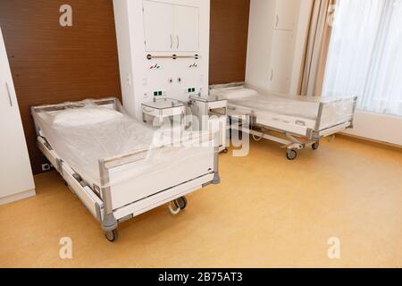 Vista dei letti ospedalieri nella sala ospedaliera della recentemente aperta ARONA Klinik a Berlino Marzahn il 25.01.2019. La clinica è specializzata in medicina geriatrica. [traduzione automatica] Foto Stock