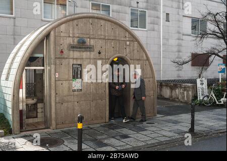 25.12.2017, Kyoto, Giappone, Asia - due uomini usano un gabinetto pubblico sulla strada. [traduzione automatica] Foto Stock