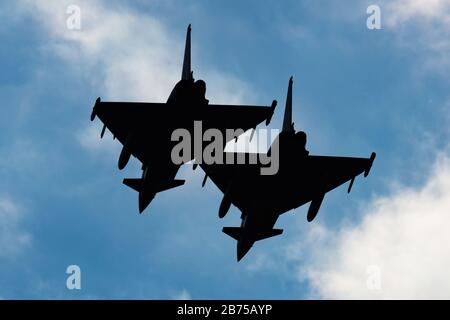 Zeltweg / Austria - 5 settembre 2019: Aeronautica militare italiana Eurofighter Typhoon caccia jet pair flypast e arrivo prima di atterrare alla base aerea Zeltweg Foto Stock