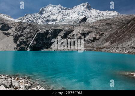 Escursioni a laguna 69 acqua turchese innevata peruviana andes cordillera blanca paesaggio roccioso Foto Stock