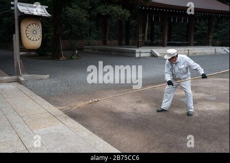 31.12.2017, Tokyo, Giappone, Asia - UN lavoratore del tempio spazza i terreni del Santuario Meiji di Shibuya con una scopa. [traduzione automatica] Foto Stock