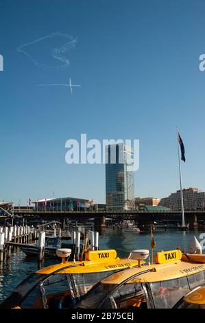 18.09.2018, Sydney, nuovo Galles del Sud, Australia - i taxi d'acqua gialli sono attraccati al Darling Harbour, con il Ponte di Pyrmont sullo sfondo e simboli dei contrasti nel cielo. [traduzione automatica] Foto Stock