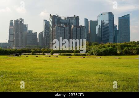 22.11.2018, Singapore, Repubblica di Singapore, Asia - una vista dal Marina South Pier ai moderni grattacieli nel quartiere degli affari in costante crescita di Marina Bay. [traduzione automatica] Foto Stock