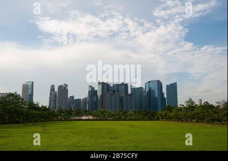 22.11.2018, Singapore, Repubblica di Singapore, Asia - una vista dal Marina South Pier ai moderni grattacieli nel quartiere degli affari in costante crescita di Marina Bay. [traduzione automatica] Foto Stock