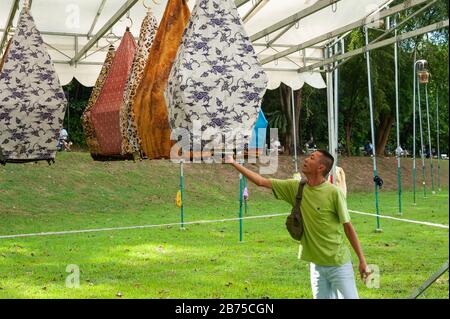 07.07.2013, Singapore, Repubblica di Singapore, Asia - un amante degli uccelli appende uno dei suoi birdgages durante un concorso di canto per songbirds al Kebun Baru Bird Corner ad Ang Mo Kio Town Garden West. [traduzione automatica] Foto Stock