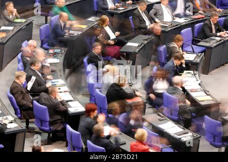 Un'esposizione a lungo termine mostra i membri dei Verdi e del DOCUP in una riunione del Bundestag tedesco. [traduzione automatica] Foto Stock