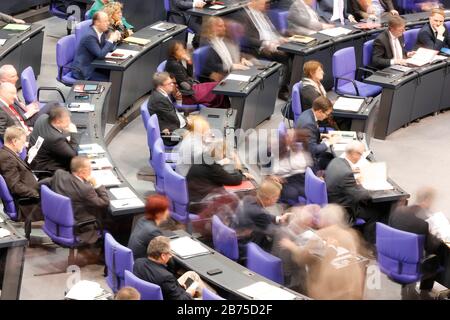 Un'esposizione a lungo termine mostra i membri dei Verdi e del DOCUP in una riunione del Bundestag tedesco. [traduzione automatica] Foto Stock