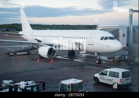 22.06.2018 - Helsinki, Finlandia, Europa - un aeromobile Airbus A320 per passeggeri della società di leasing Getjet parcheggia all'aeroporto Helsinki-Vantaa dopo essere atterrato al cancello. Questo volo è stato effettuato da Getjet per conto di Finnair. [traduzione automatica] Foto Stock