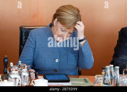 La cancelliera tedesca Angela Merkel è seduta al tavolo del gabinetto con un volto serio prima dell’inizio di una riunione del gabinetto. Merkel si dimetterà come leader del partito CDU, e non vuole estendere la sua cancelliere. [traduzione automatica] Foto Stock