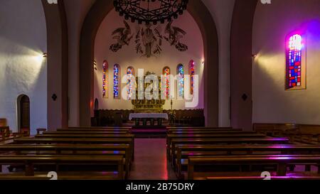 Andorra la Vella, Andorra, febbraio 2018 interno della chiesa Esglesia de Sant Esteve in Andorra, costruita tra XI e XII secolo Foto Stock