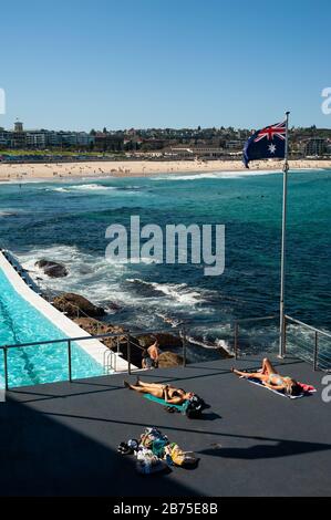 21.09.2018, Sydney, nuovo Galles del Sud, Australia - la gente prende il sole sulla terrazza del Bondi Iceberg Swimming Club mentre la spiaggia sabbiosa di Bondi Beach può essere vista sullo sfondo. [traduzione automatica] Foto Stock