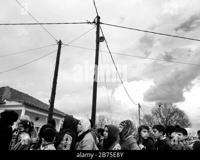 Campo profughi a Idomeni al confine con la Macedonia. Coda in un bancone del cibo nel campo. [traduzione automatica] Foto Stock