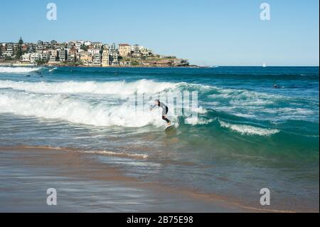 21.09.2018, Sydney, nuovo Galles del Sud, Australia - UN surfista corre un'onda a Bondi Beach. [traduzione automatica] Foto Stock